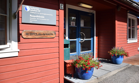 En rød bygning med et skilt på