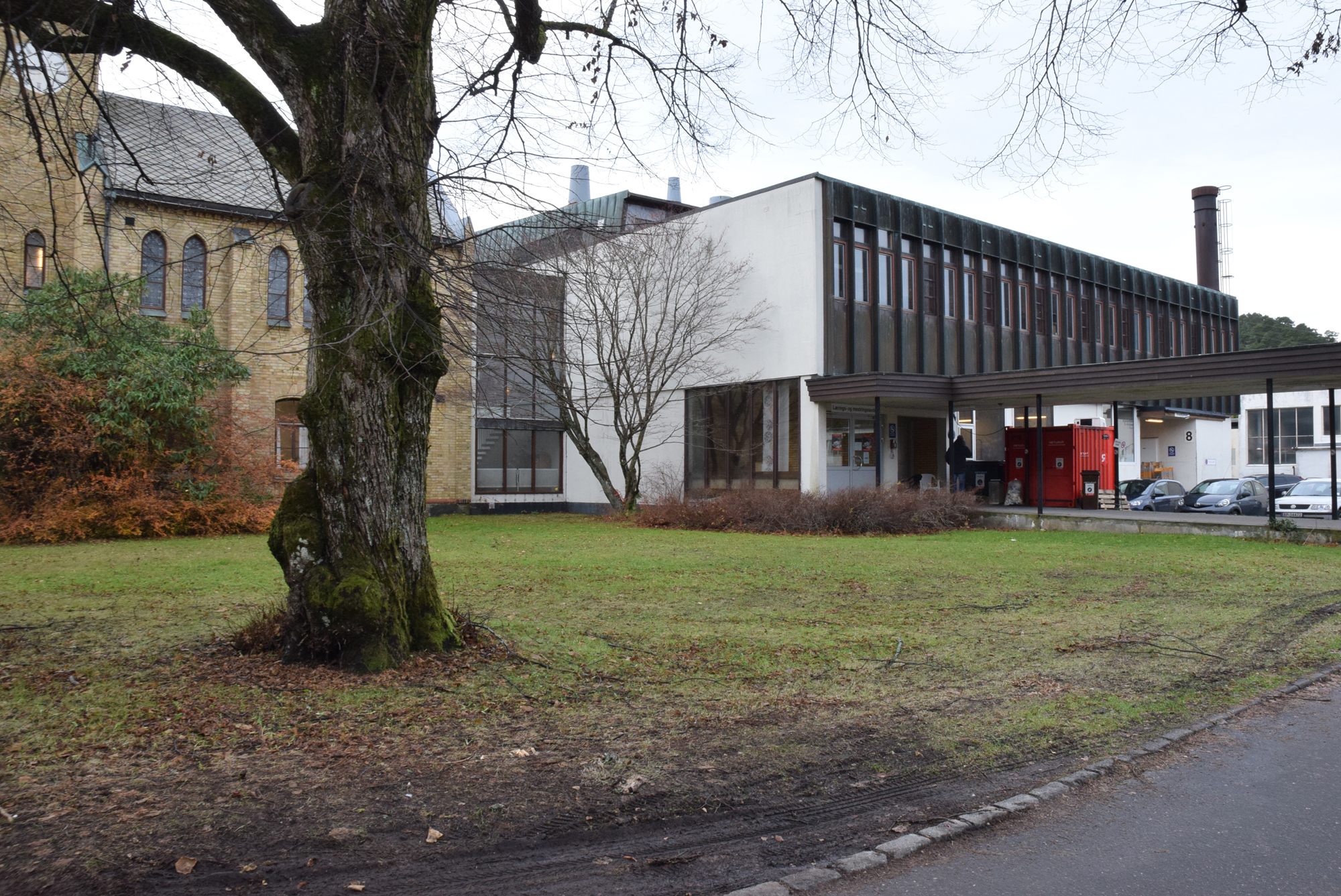 En bygning med parkeringsplass