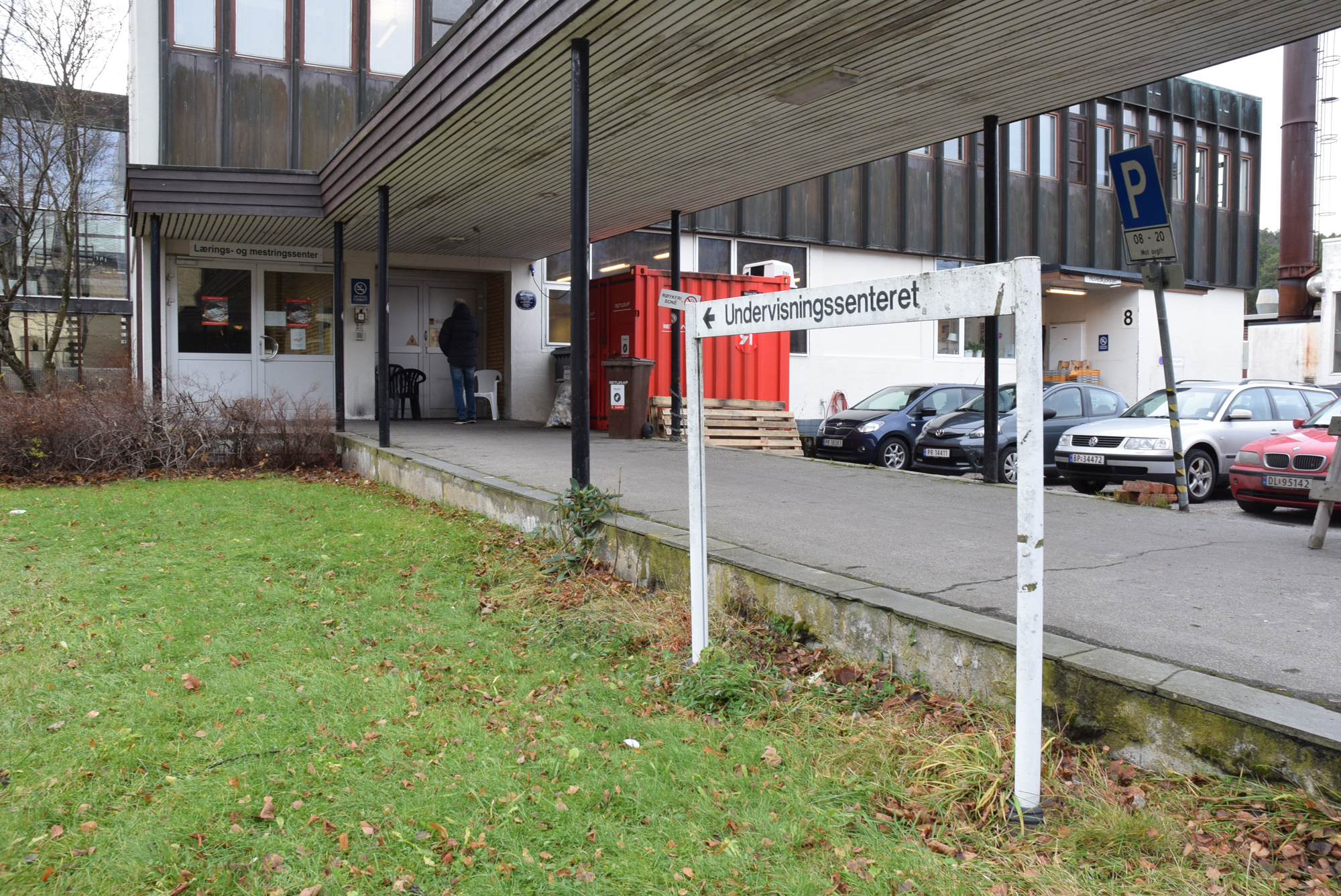 En bygning med biler parkert utenfor