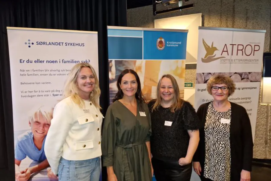 En gruppe kvinner som poserer for et bilde