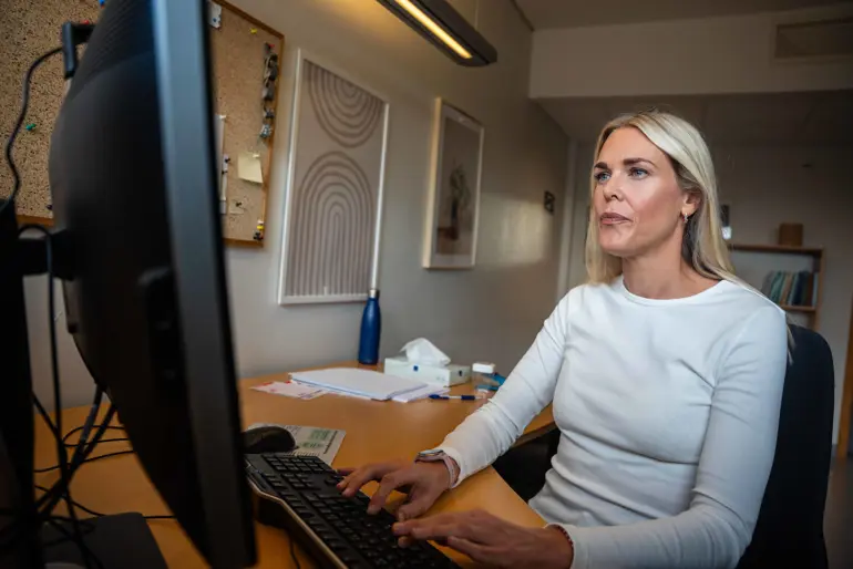 En person som sitter ved et skrivebord