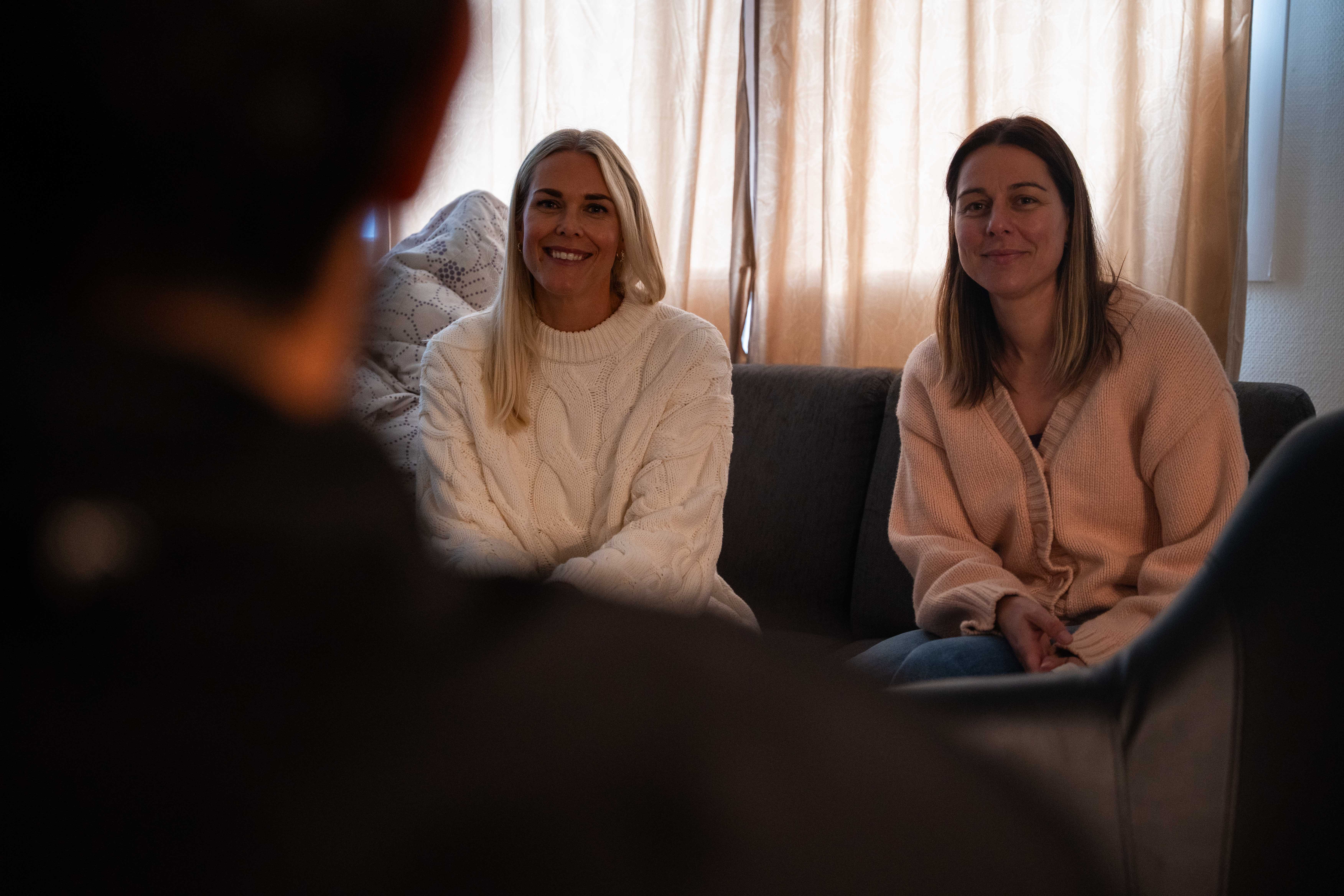 En person som sitter i en sofa