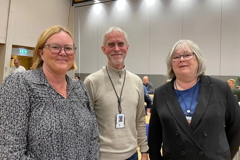 En gruppe kvinner som poserer for et bilde