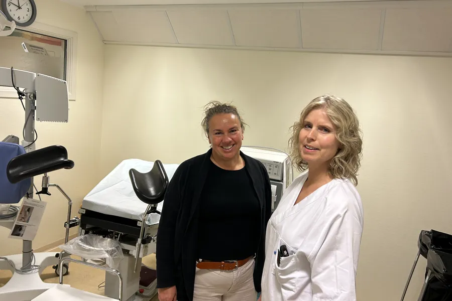 Et par kvinner i et rom