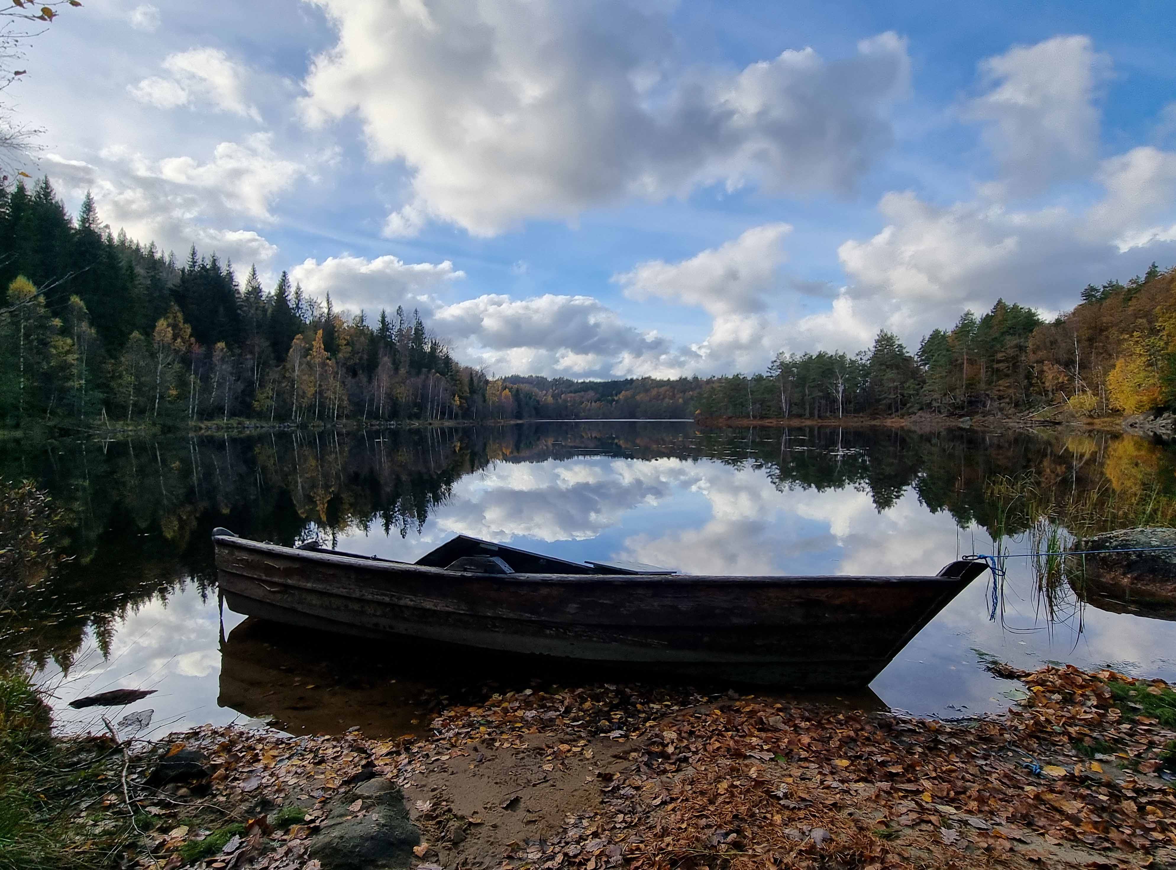 En båt på en innsjø