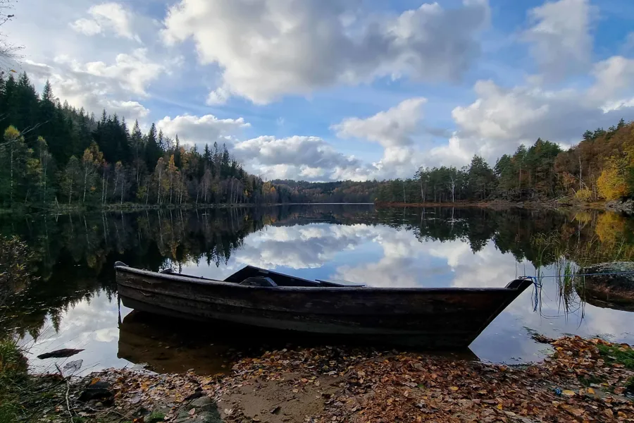 En båt på en innsjø