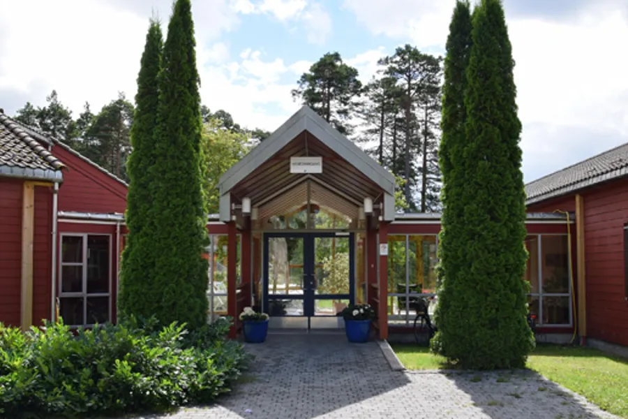 En inngjerdet inngang til et hus