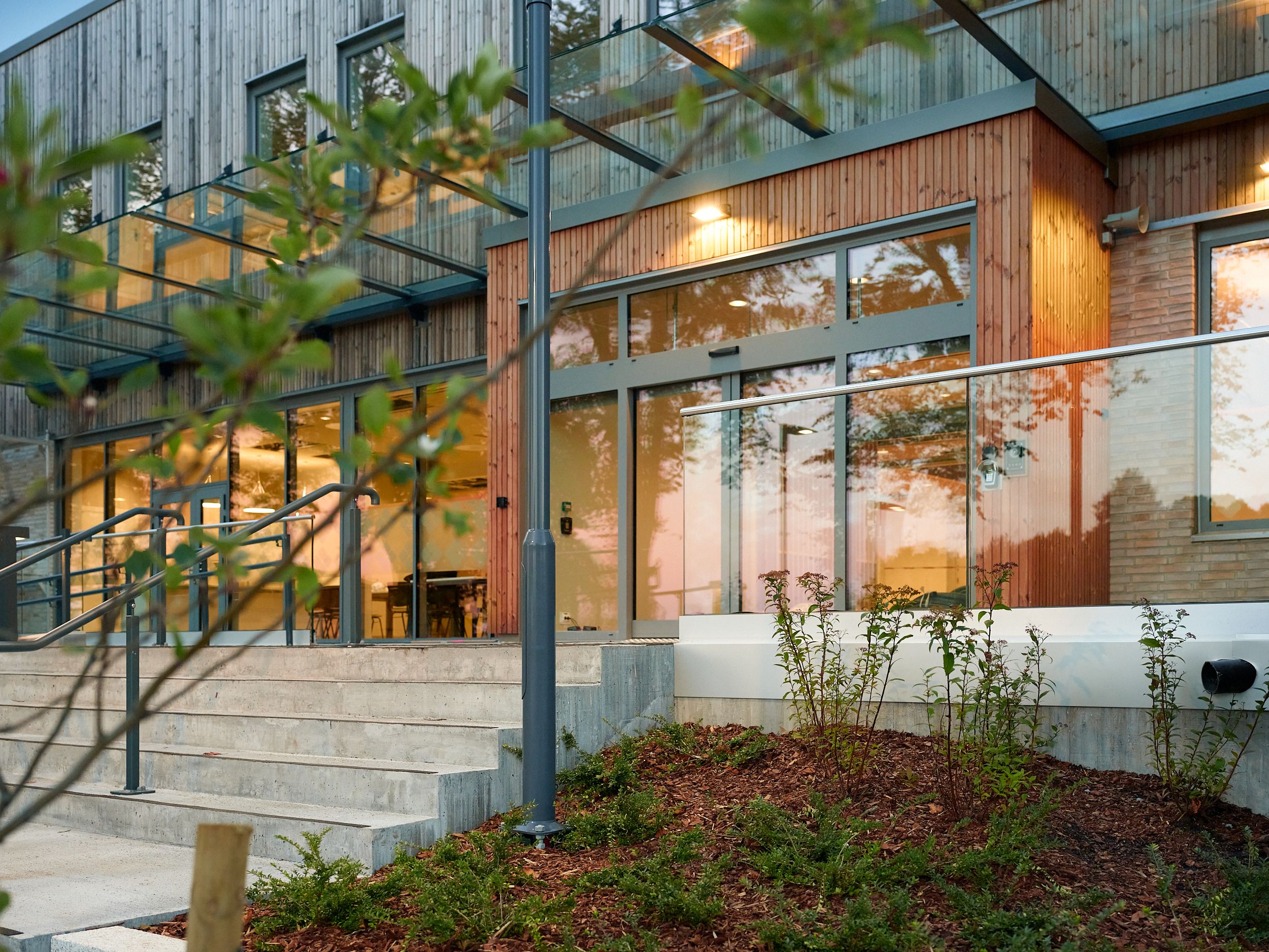 En bygning med trapp og planter