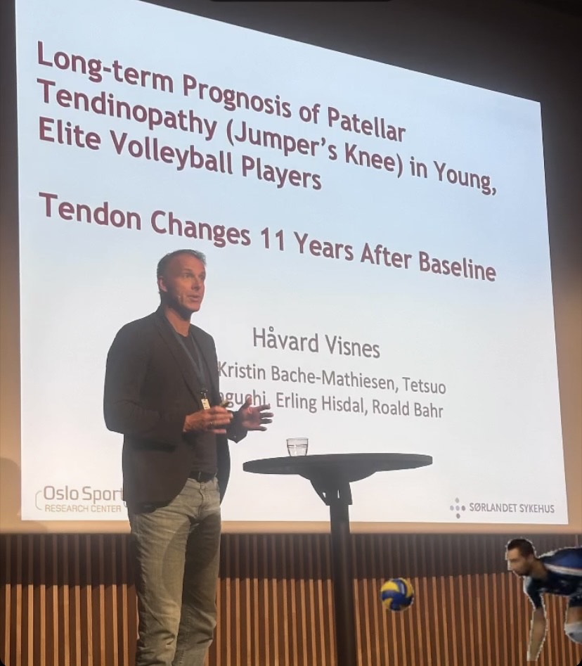 En mann som står foran en skjerm med en presentasjon