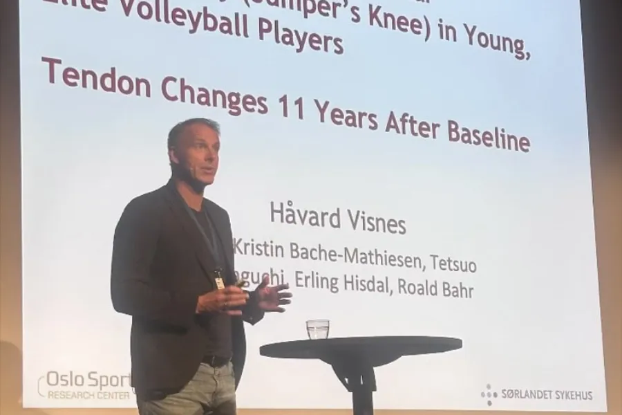 En mann som står foran en skjerm med en presentasjon