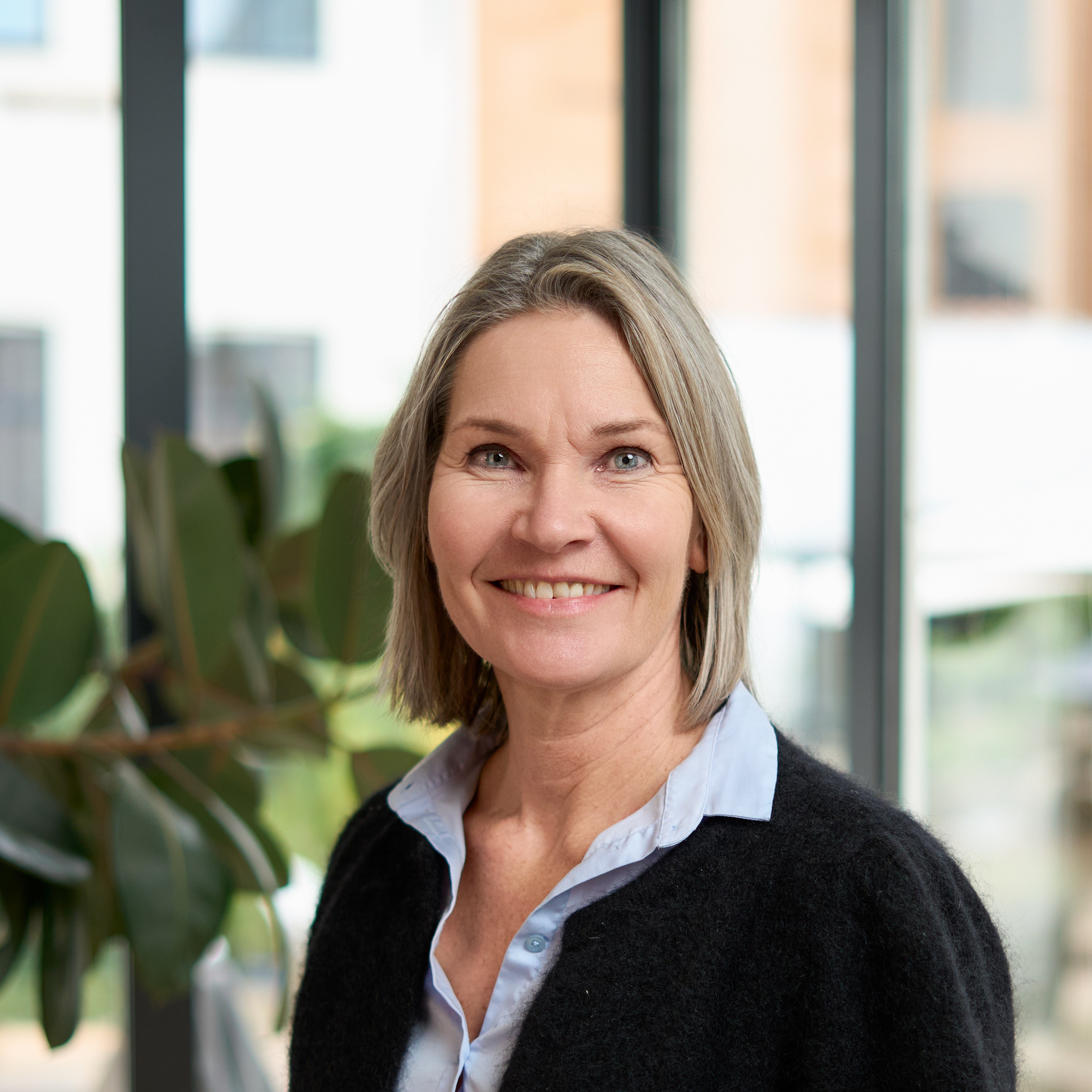 En person som smiler til kameraet