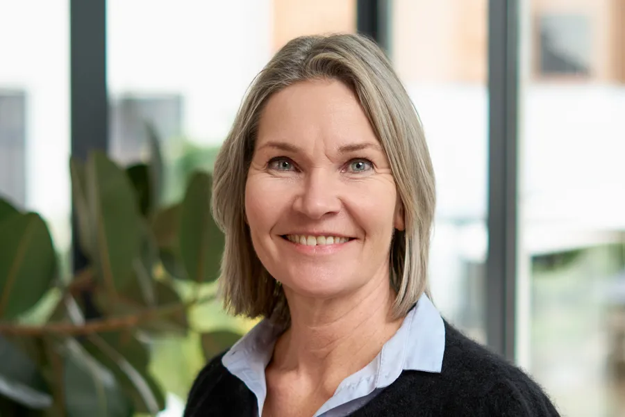 En person som smiler til kameraet