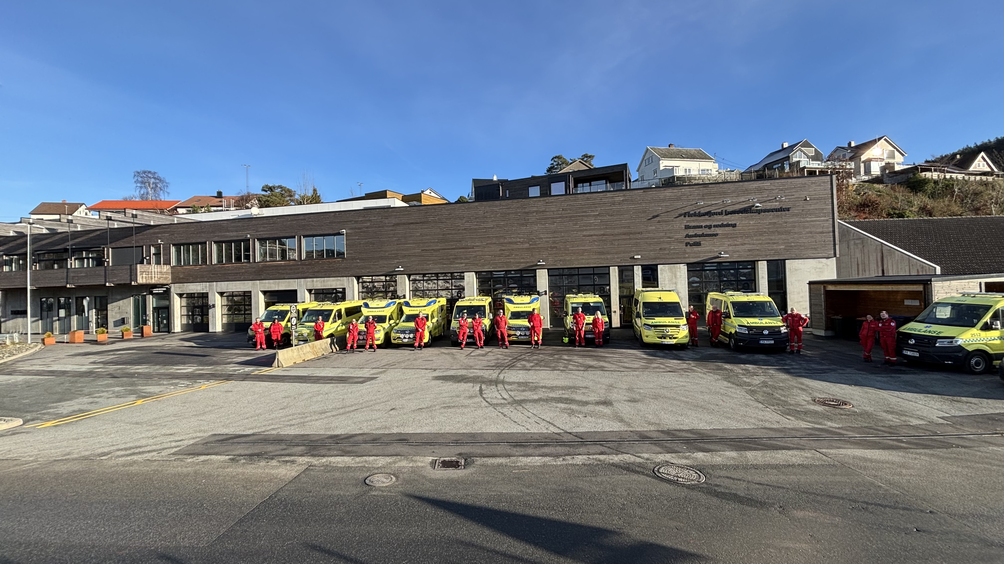 En gruppe mennesker som står utenfor en bygning