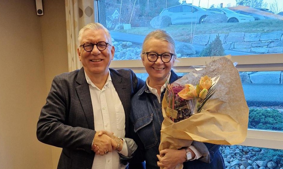 En mann og en kvinne som poserer for et bilde