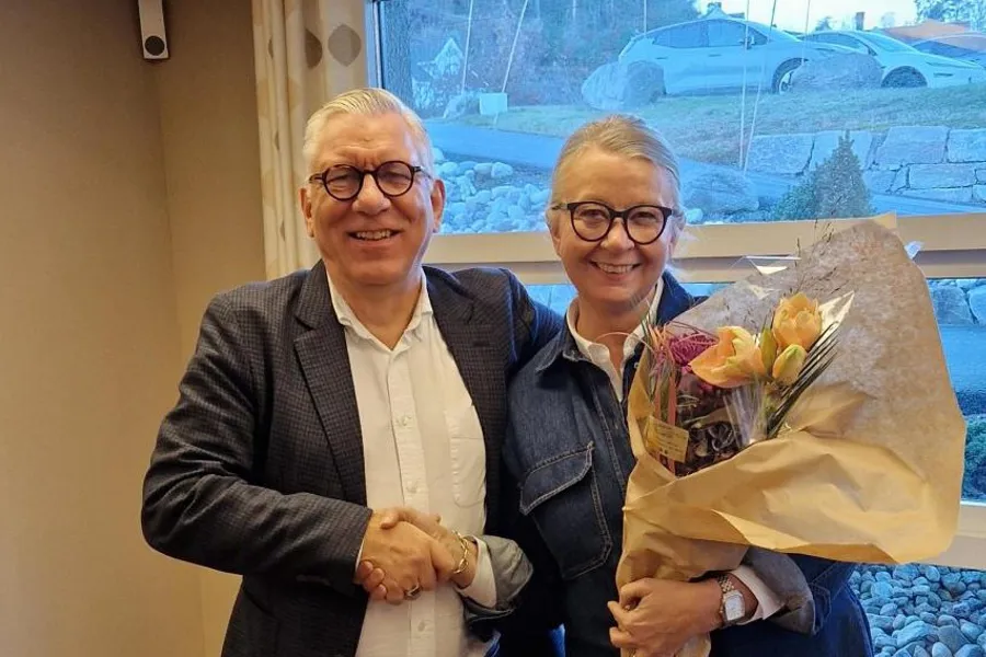 En mann og en kvinne som poserer for et bilde