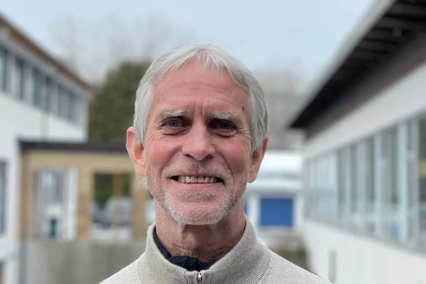 En mann som smiler til kameraet