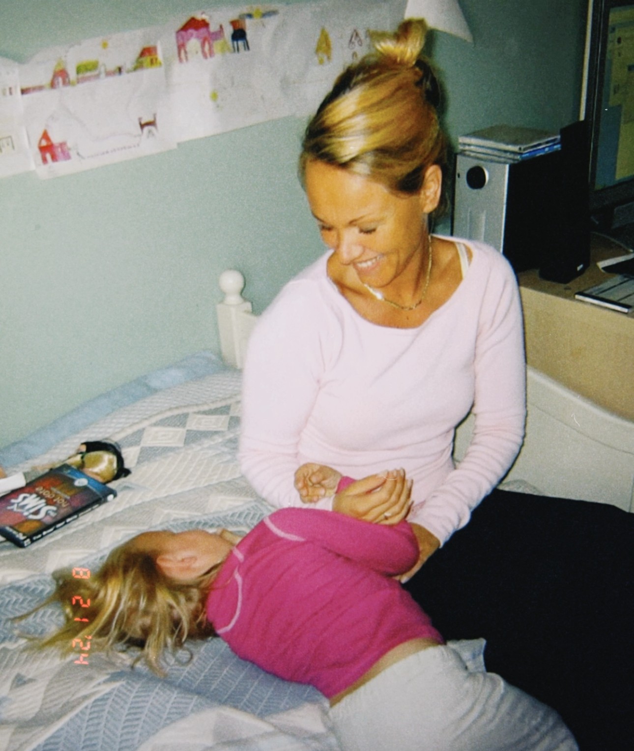 En kvinne som holder en baby