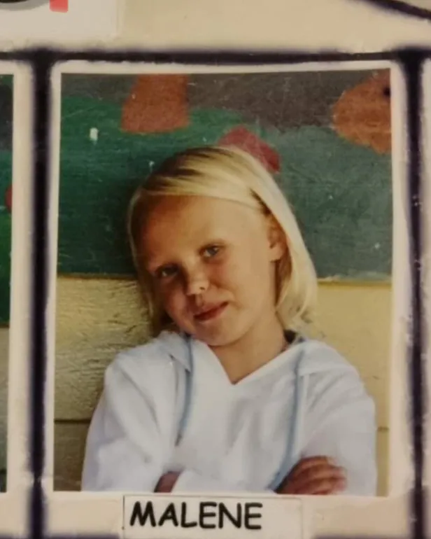 En jente med blondt hår