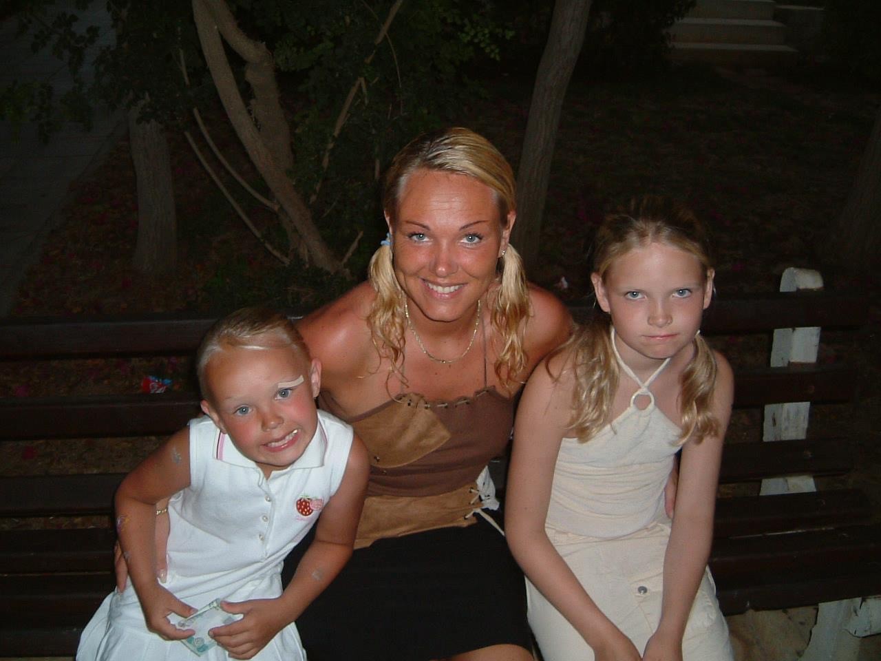 En person og to barn