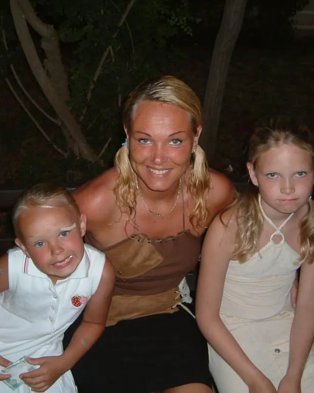 En person og to barn