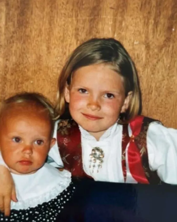 En person som holder en baby