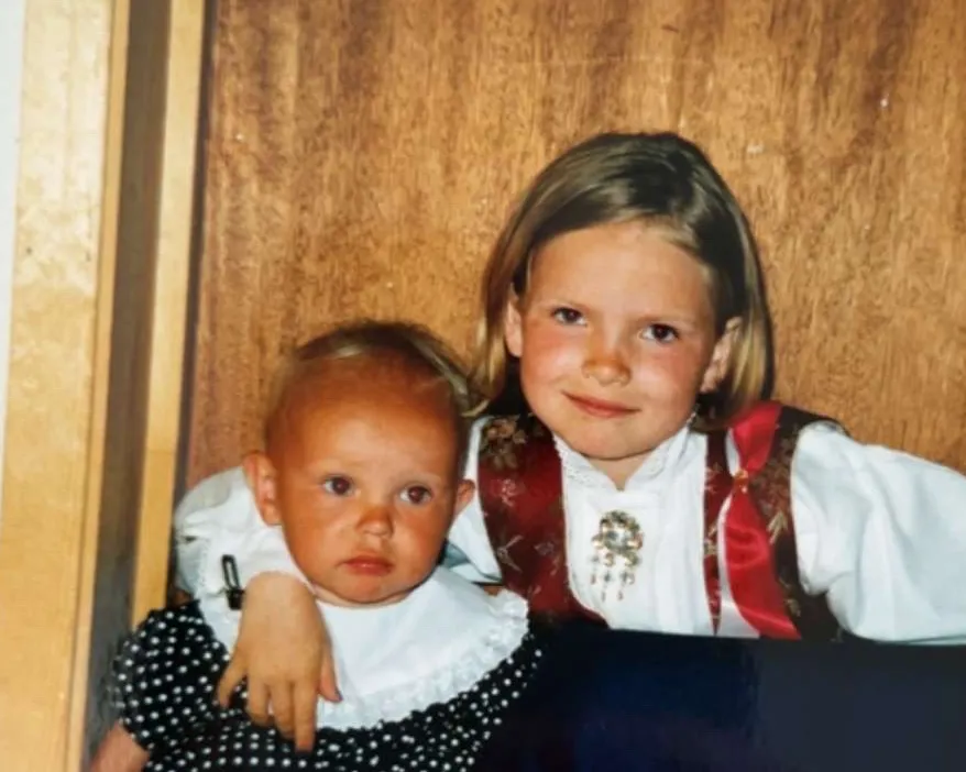 En person som holder en baby