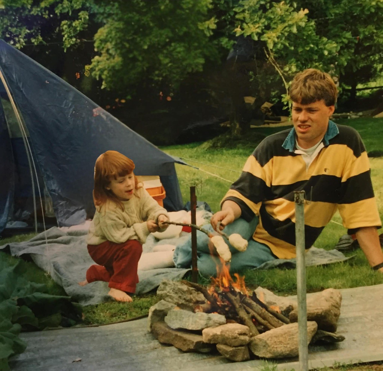 En person og et barn utenfor