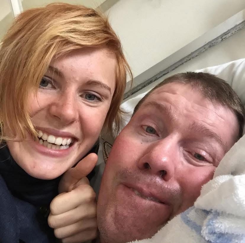 En mann og en kvinne som tar en selfie