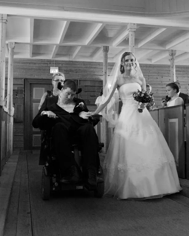 En brud og brudgom som går opp midtgangen