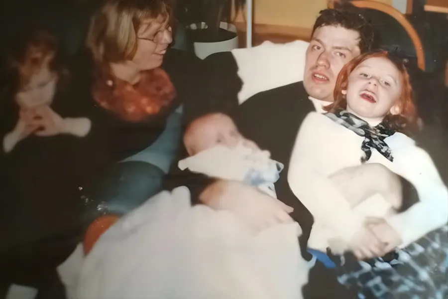 En gruppe mennesker som sitter i en sofa