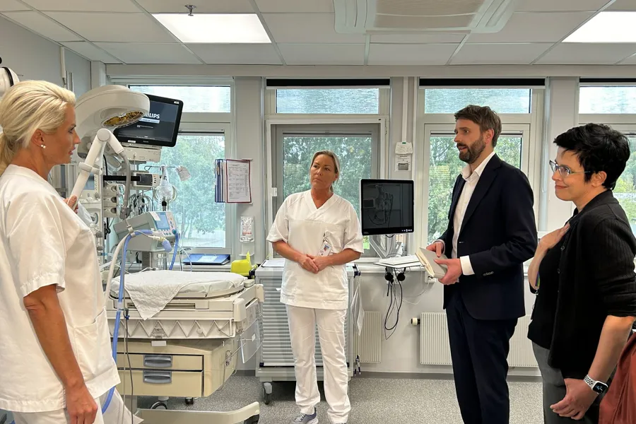 En gruppe personer i et rom