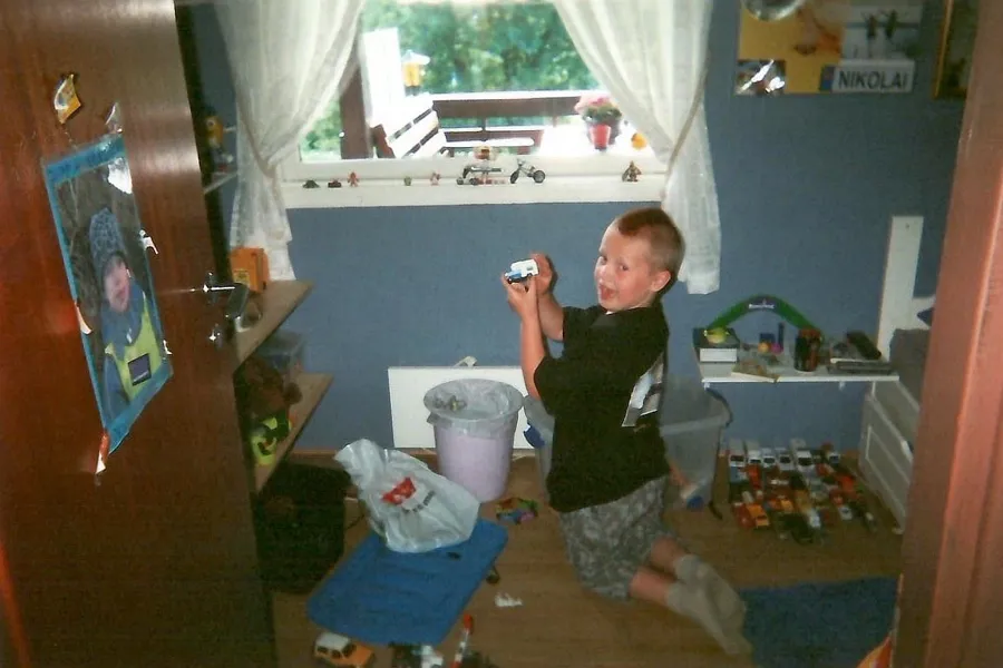 En gutt som spiller videospill