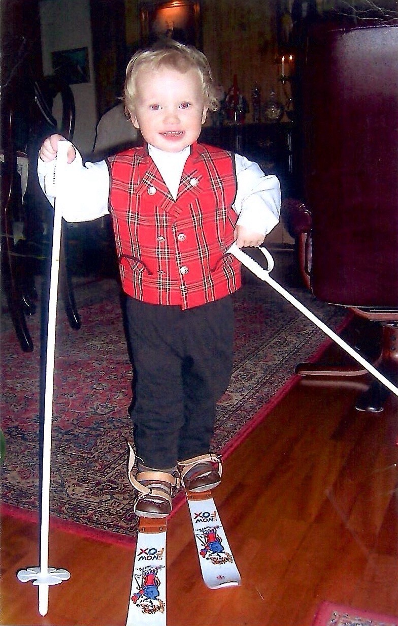 En gutt som holder en golfkølle