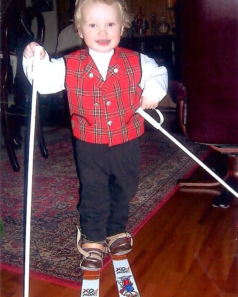 En gutt som holder en golfkølle