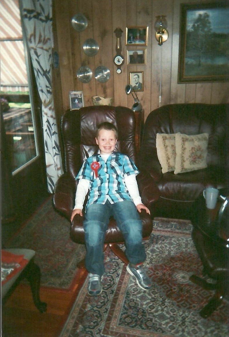 En gutt som sitter på en stol