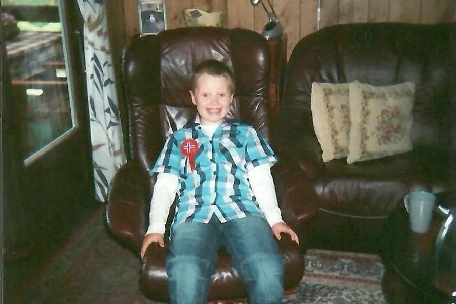 En gutt som sitter på en stol