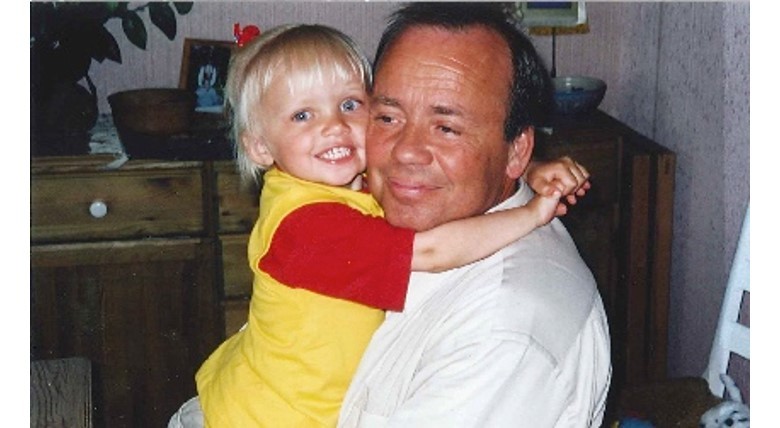 En person som holder en baby