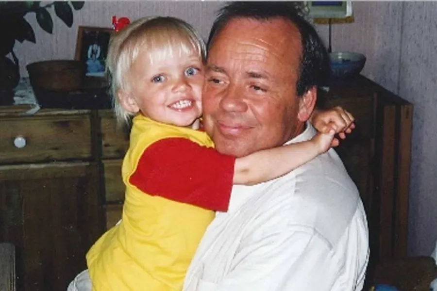 En person som holder en baby