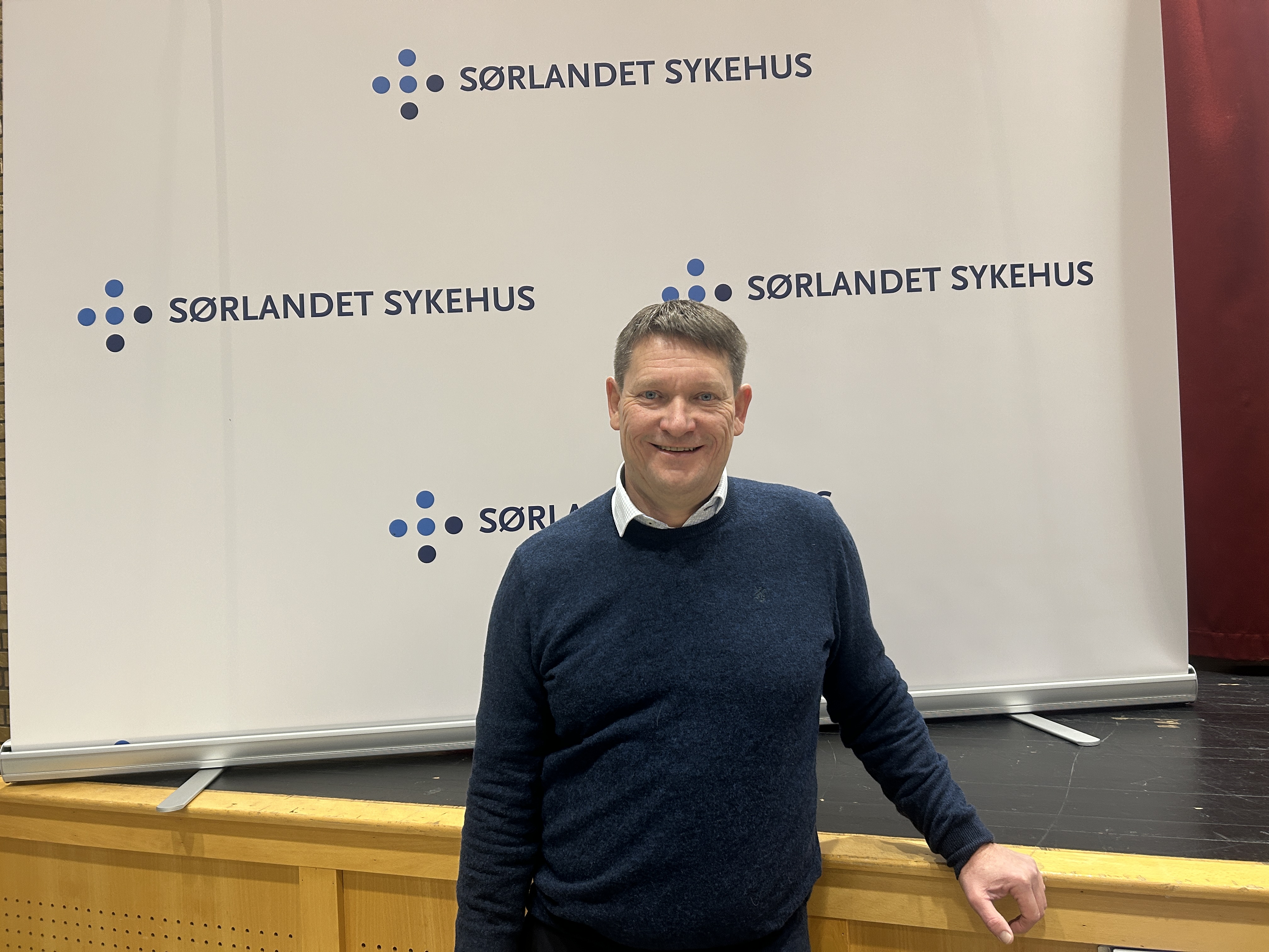 En mann som står foran en hvit tavle