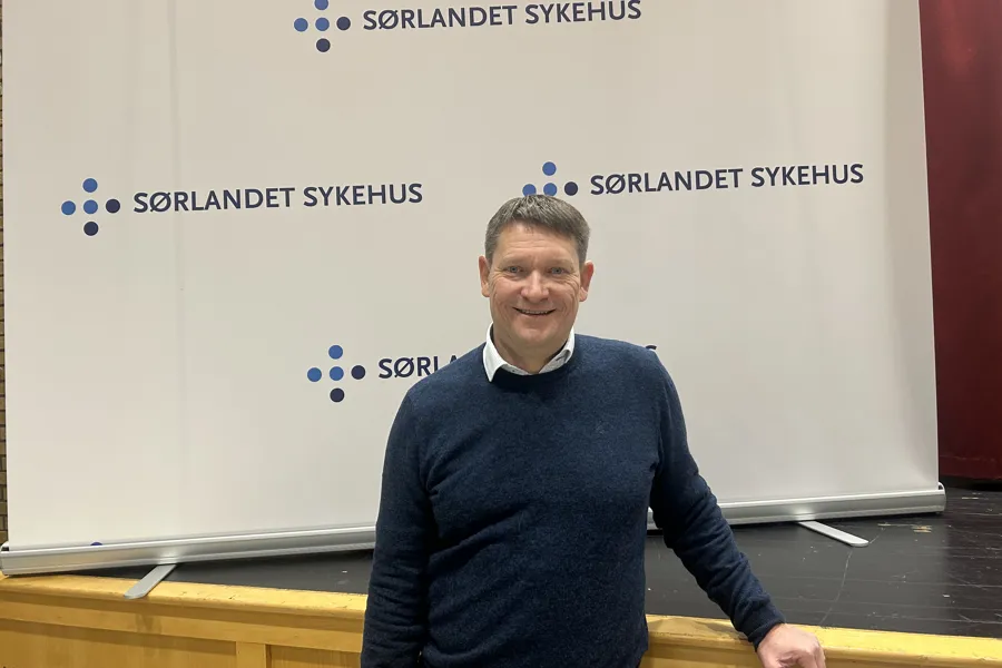 En mann som står foran en hvit tavle