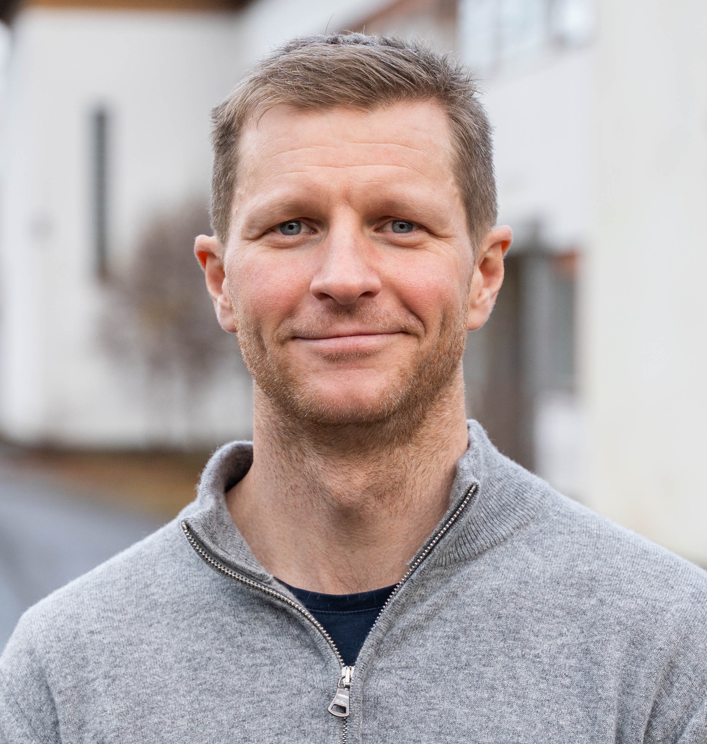 En mann som smiler til kameraet