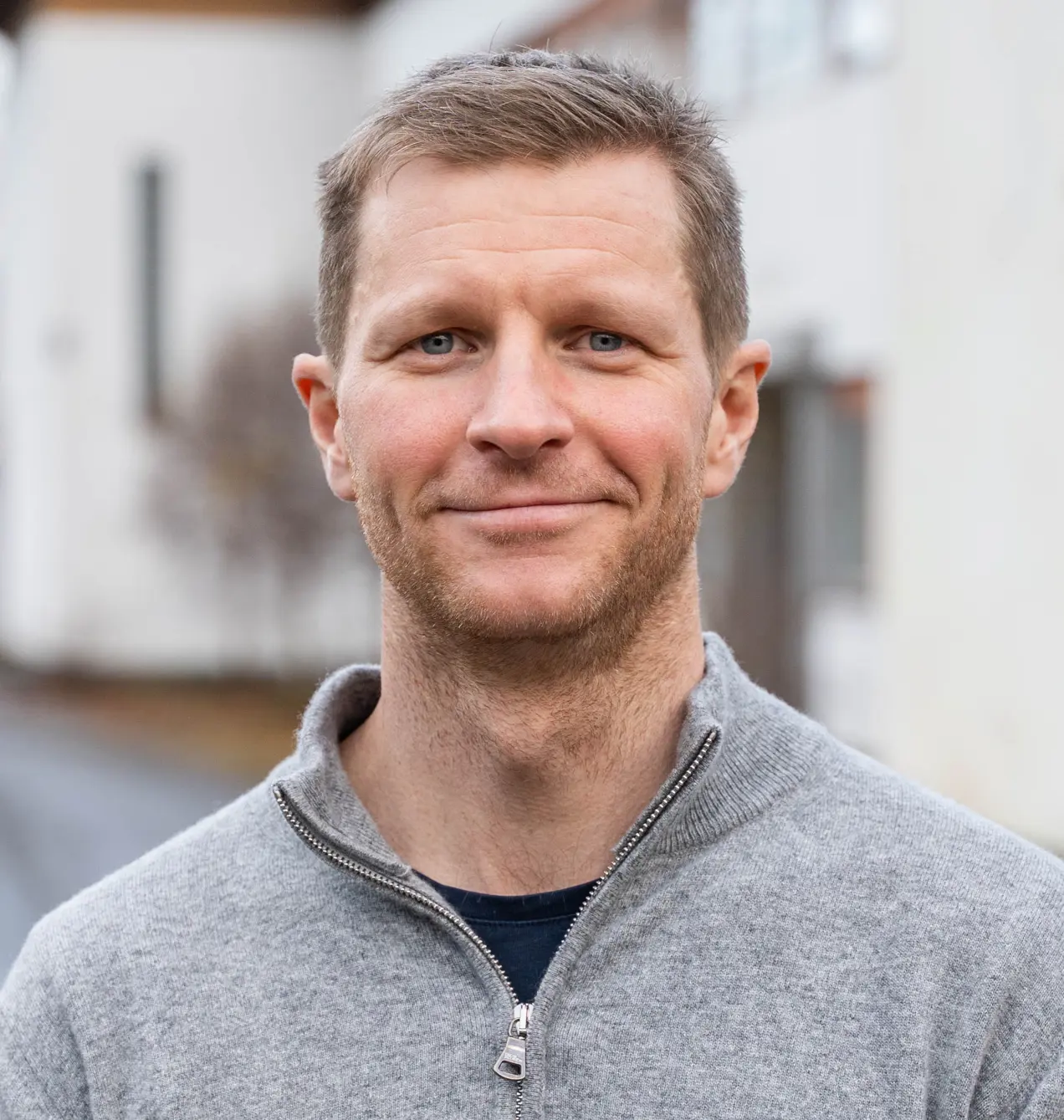 En mann som smiler til kameraet